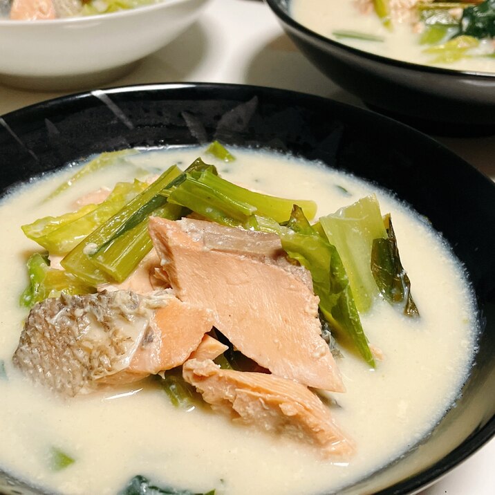 秋鮭と小松菜の豆乳スープ